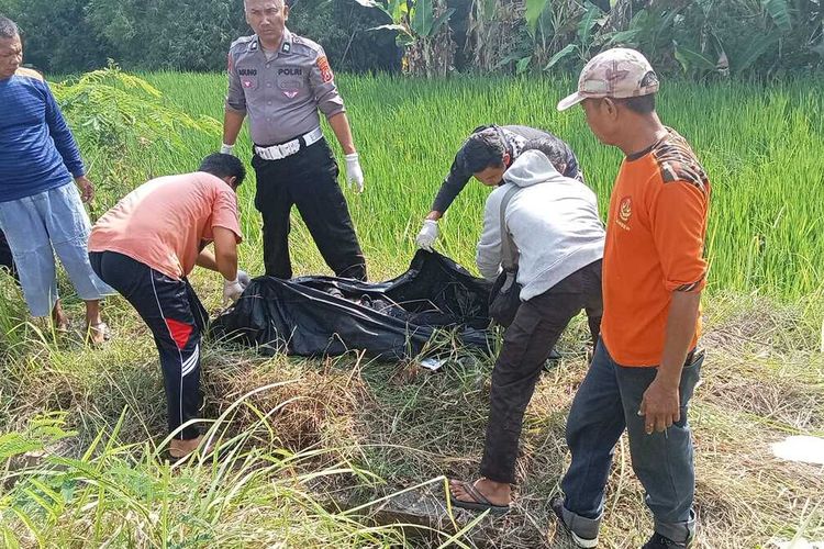 Setiawan (22) warga Kelurahan Kejuron, Kecamatan Taman, Kota Madiun, Jawa Timur ditemukan tewas di dalam selokan di tepi jalan umum Kecamatan Barat ? Kecamatan Jiwan Madiun, Jumat (24/5/2024).