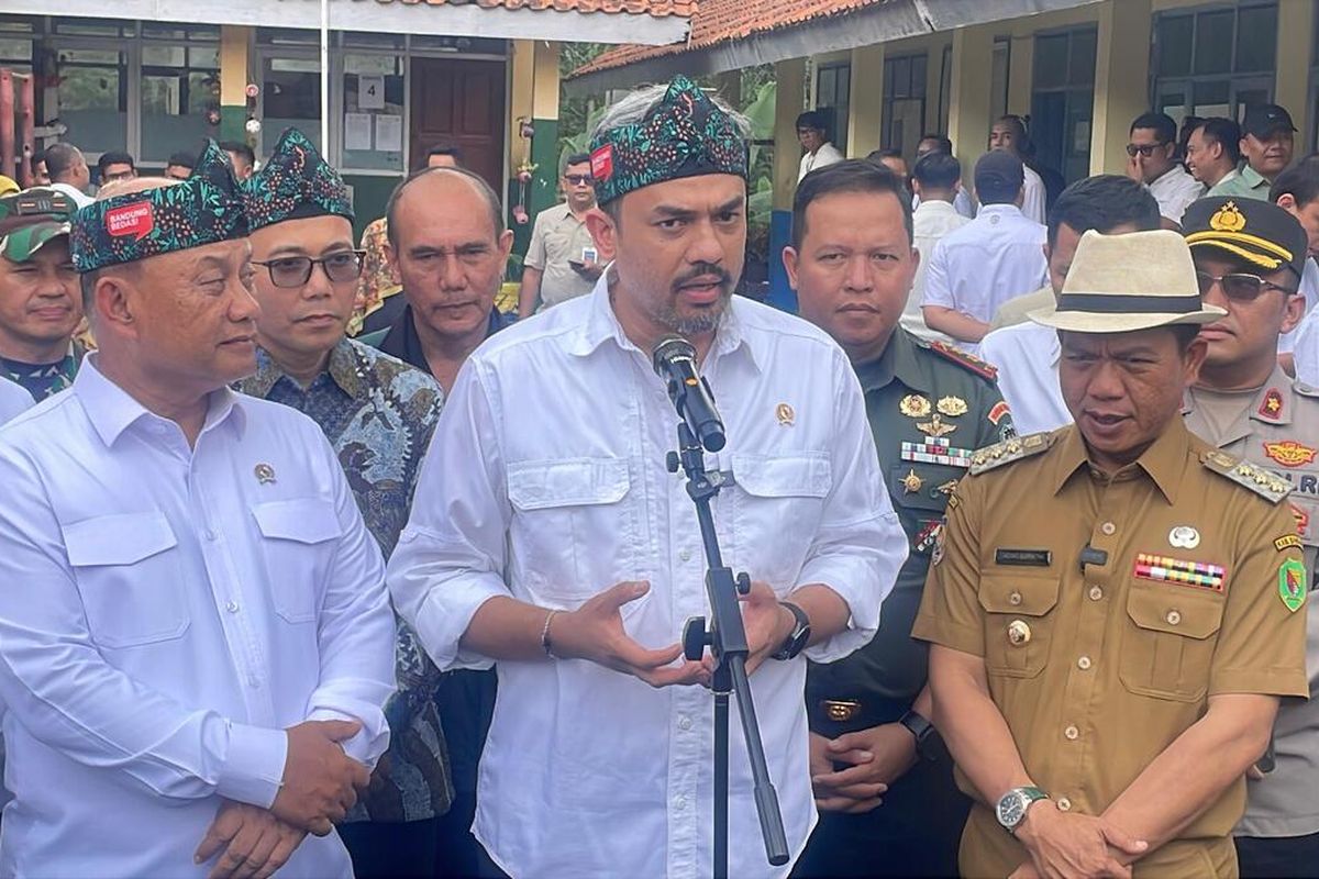 Menteri UMKM Maman Abdurahma saat diwawancarai terkait kolaborasi dengan BGN untuk program MBG, di Kecamatan Cileunyi, Kabupaten Bandung, Jawa Barat, Senin (19/5/2025)