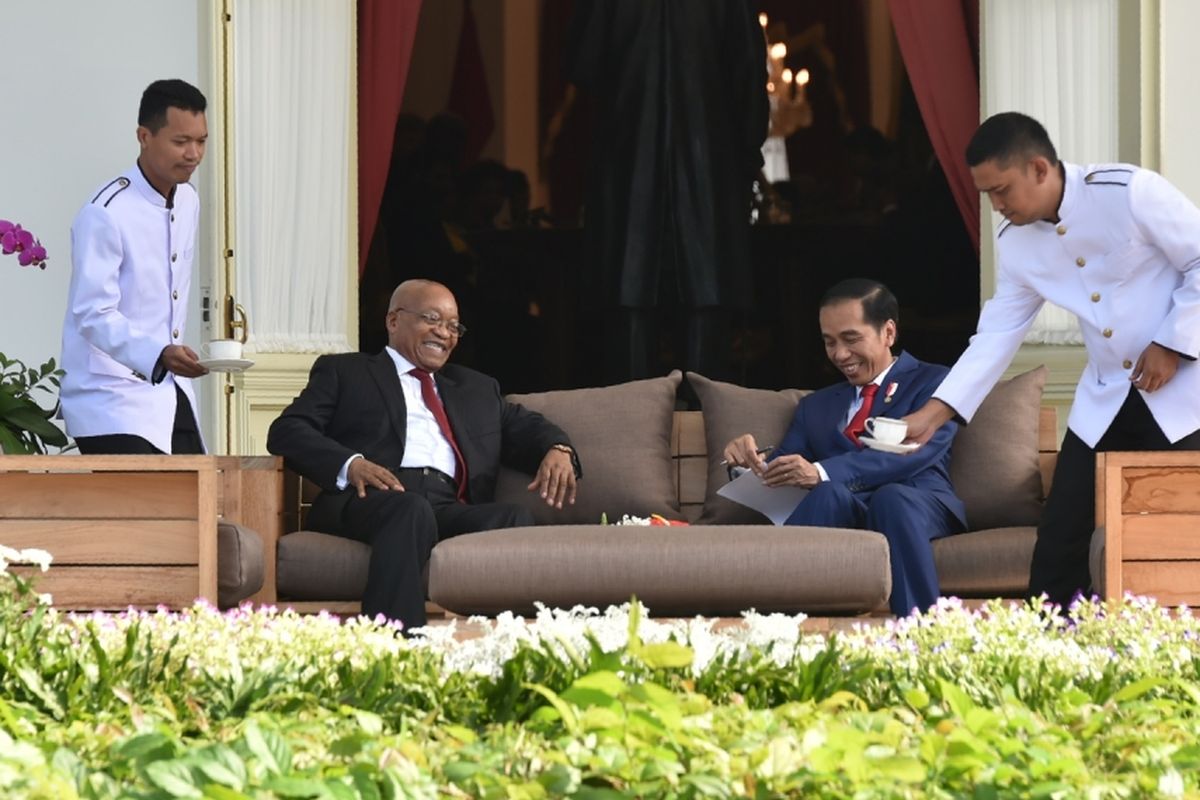 Presiden Indonesia Joko Widodo (dua kanan) bertemu dengan Presiden Afrika Selatan Jacob Zuma, di Istana Kepresidenan, Jalan Medan Merdeka Utara, Jakarta, Rabu (8/3/2017).