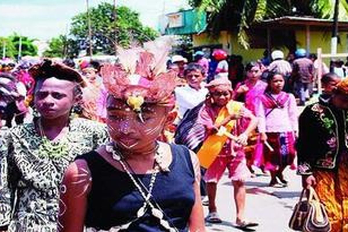 Ribuan pelajar, mahasiswa, pegawai negeri sipil dan instansi swasta, TNI/Polri, serta masyarakat berbagai etnis di Merauke mengikuti karnaval memperingati hari ulang tahun ke-110 Kabupaten Merauke di Merauke, Papua, Kamis (9/2/2012). 
