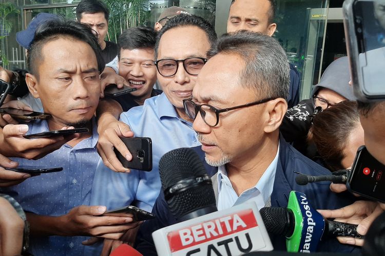 Mantan Menteri Kehutanan Zulkifli Hasan usai diperiksa penyidik di Gedung Merah Putih KPK, Jumat (14/2/2020).