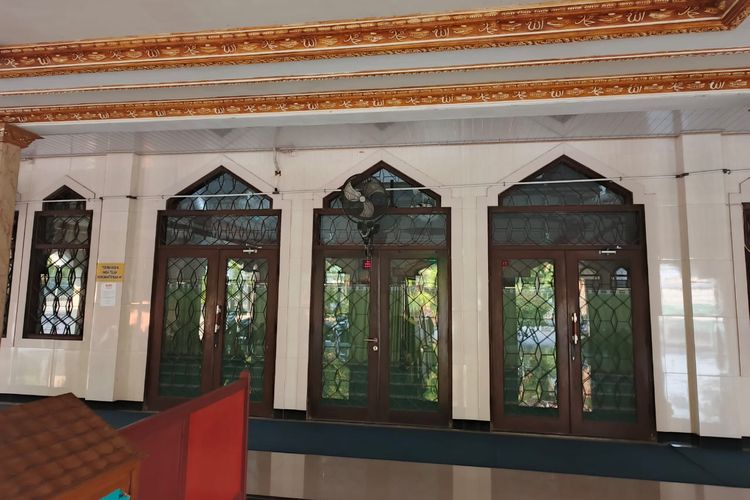 Ciri khas pintu Masjid Pancasila yang dibangun di era Soeharto.