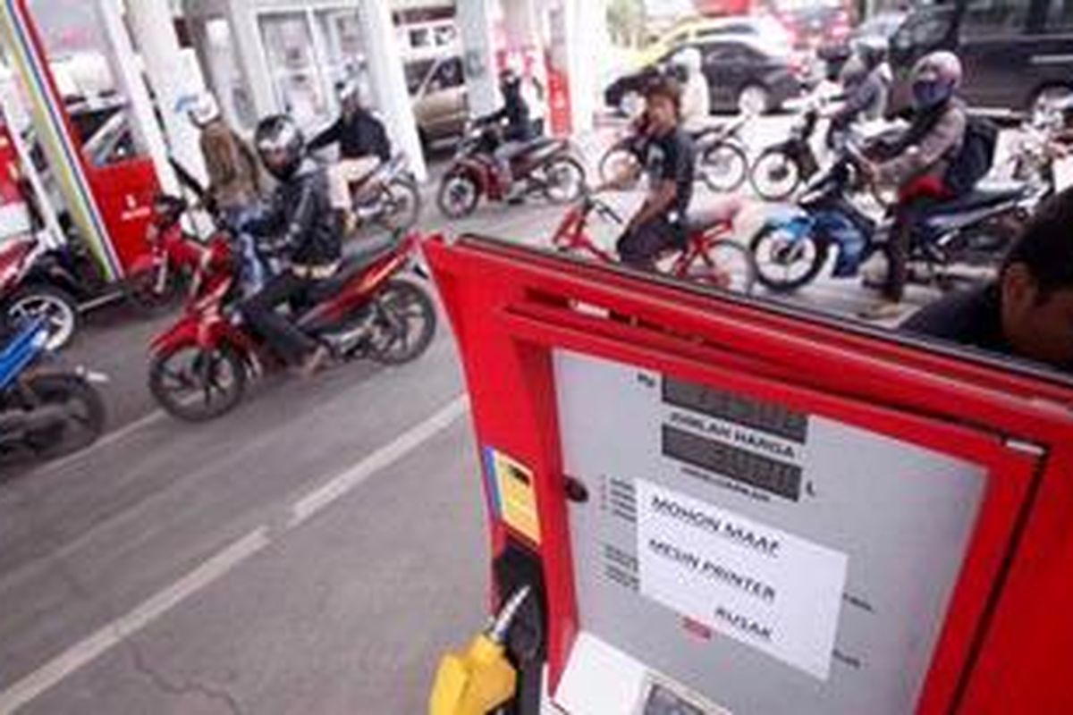 Petugas melakukan perawatan pada pompa bahan bakar minyak (BBM) di Stasiun Pengisian Bahan Bakar untuk Umum (SPBU) 31.127.02, Jakarta Selatan, Jumat (11/1/2013). Pemerintah menyiapkan skenario kenaikan harga bahan bakar minyak bersubsidi tahun 2013 jika tren konsumsi melampaui kuota 46 juta kiloliter, sementara variabel terkait seperti penerimaan negara, harga minyak dunia, dan lifting minyak tak cukup memberikan kompensasi sehingga tekanan pada fiskal tak terhindarkan. 