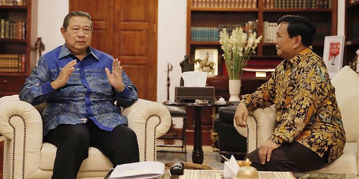 Ketua Umum Partai Gerindra Prabowo Subianto (kanan) menerima kunjungan Ketua Umum Partai Demokrat Susilo Bambang Yudhoyono di kediaman Prabowo, Jalan Kertanegara, Jakarta Selatan, Senin (30/7/2018). Pertemuan tersebut merupakan tindak lanjut dari komunikasi politik yang dibangun kedua partai untuk Pilpres 2019.