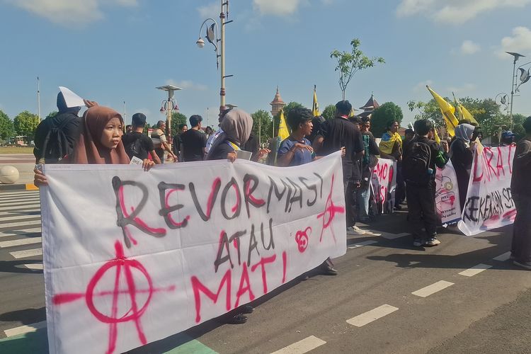Mahasiswa Geruduk Pendopo dan Sentil Bupati Kebumen Menjadi Orang Terkaya di Kabupaten Termiskin