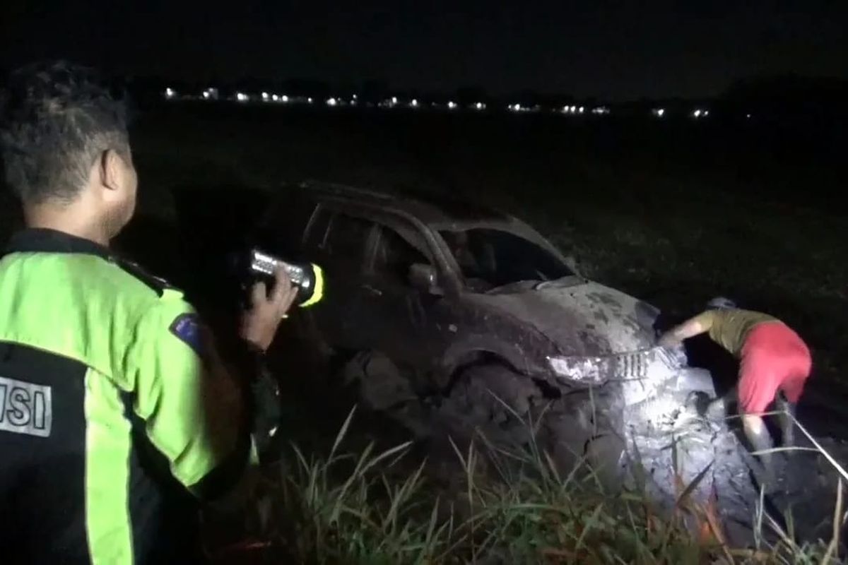 Mobil terjun ke dalam sawah Klaten