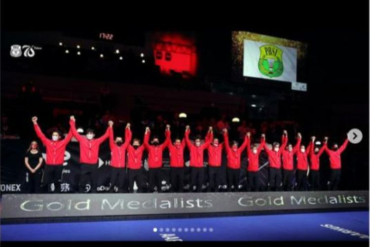 Tim Thomas Cup Indonesia saat penyerahan Piala Thomas 2020. Indonesia mengalahkan China dengan skor 3-0 dalam final Thomas Cup 2020. Namun, selebrasi kemenangan tanpa kibaran bendera Merah Putih yang digantikan bendera logo PBSI karena Indonesia mendapatkan sanksi dari WADA.