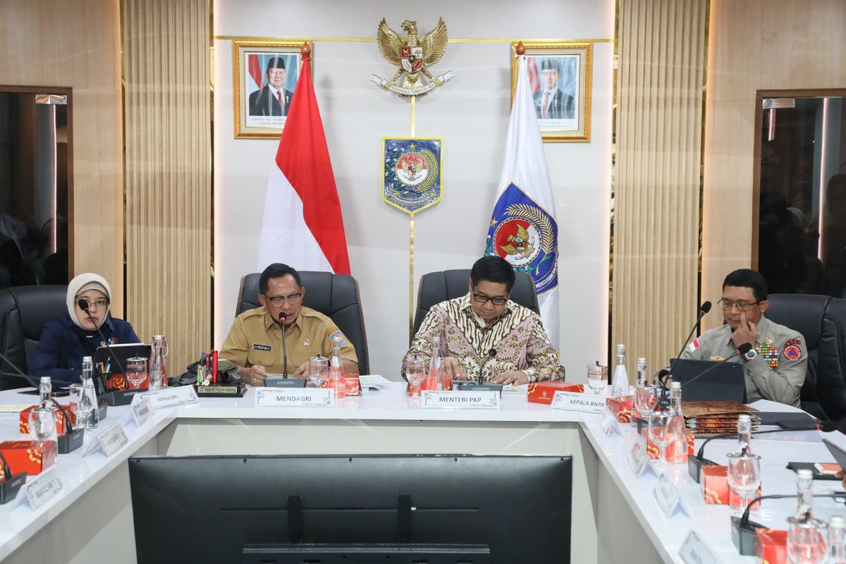 Menteri Dalam Negeri (Mendagri) Muhammad Tito Karnavian saat memimpin Rapat Koordinasi (Rakor) Pembahasan Bantuan Rumah dan Bantuan Sosial secara hybrid di Ruang Command Center Kantor Pusat Kementerian Dalam Negeri (Kemendagri), Jakarta, Senin (26/1/2026).