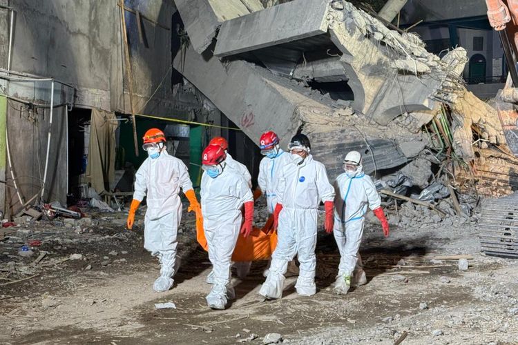 Tim SAR gabungan membawa kantong berisi jenazah korban insiden mushala pondok pesantren Al Khoziny, Buduran, Kabupaten Sidoarjo, Jawa Timur, Senin (6/10/2025).