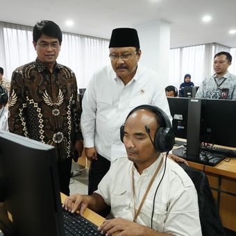 Menteri Sosial, Saifullah Yusuf meninjau langsung pelaksanaan penilaian kompetensi bagi Pegawai Negeri Sipil (PNS) penyandang disabilitas netra dengan sistem Computer Assisted Competency Test (CACT) di Kantor Kemensos, Cawang, Jakarta Timur, Selasa (24/12/2024).