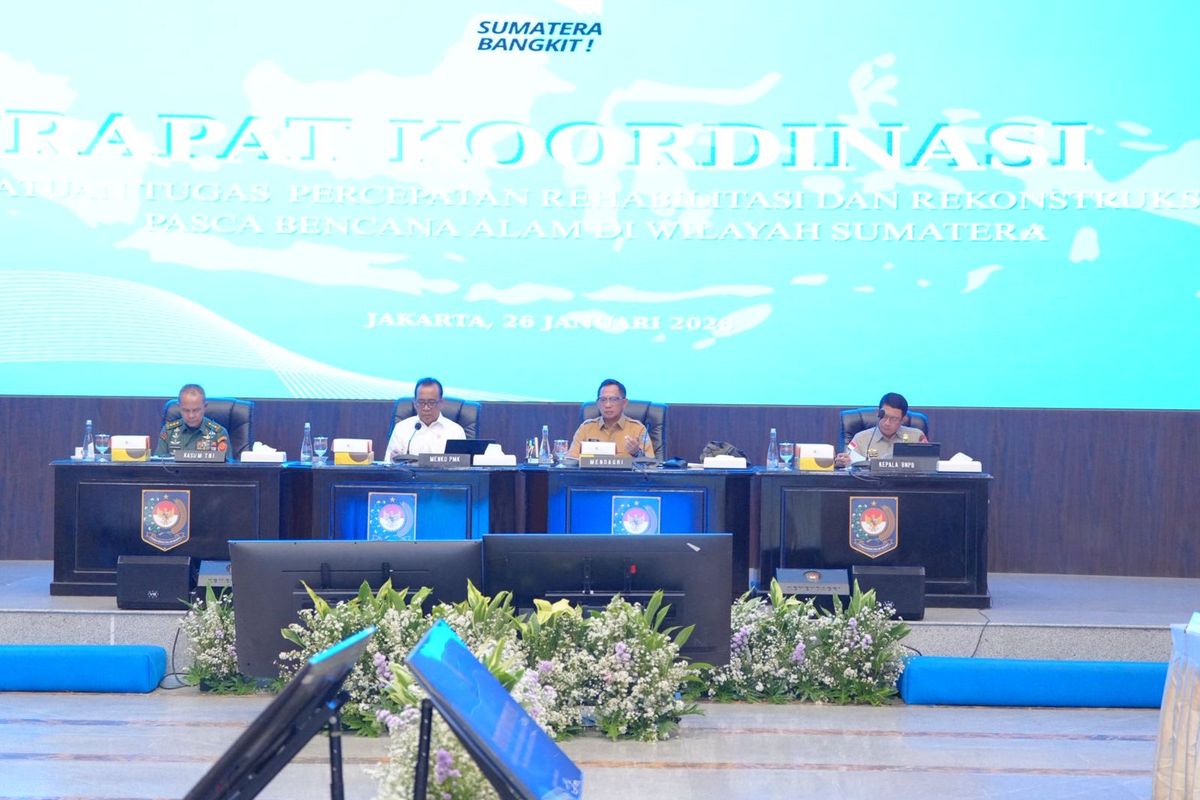 Menteri Dalam Negeri (Mendagri) Muhammad Tito Karnavian dalam Rapat Koordinasi Percepatan Rehabilitasi dan Rekonstruksi Pascabencana Alam di Wilayah Sumatera yang digelar di Ruang Sasana Bhakti Praja, Kantor Pusat Kementerian Dalam Negeri (Kemendagri), Jakarta, Senin (26/1/2026).