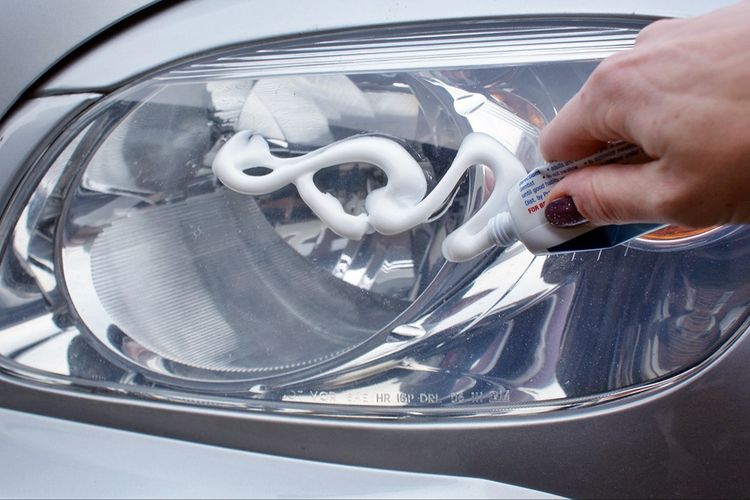 Proses pembersihan mika lampu mobil dapat menggunakan pasta gigi