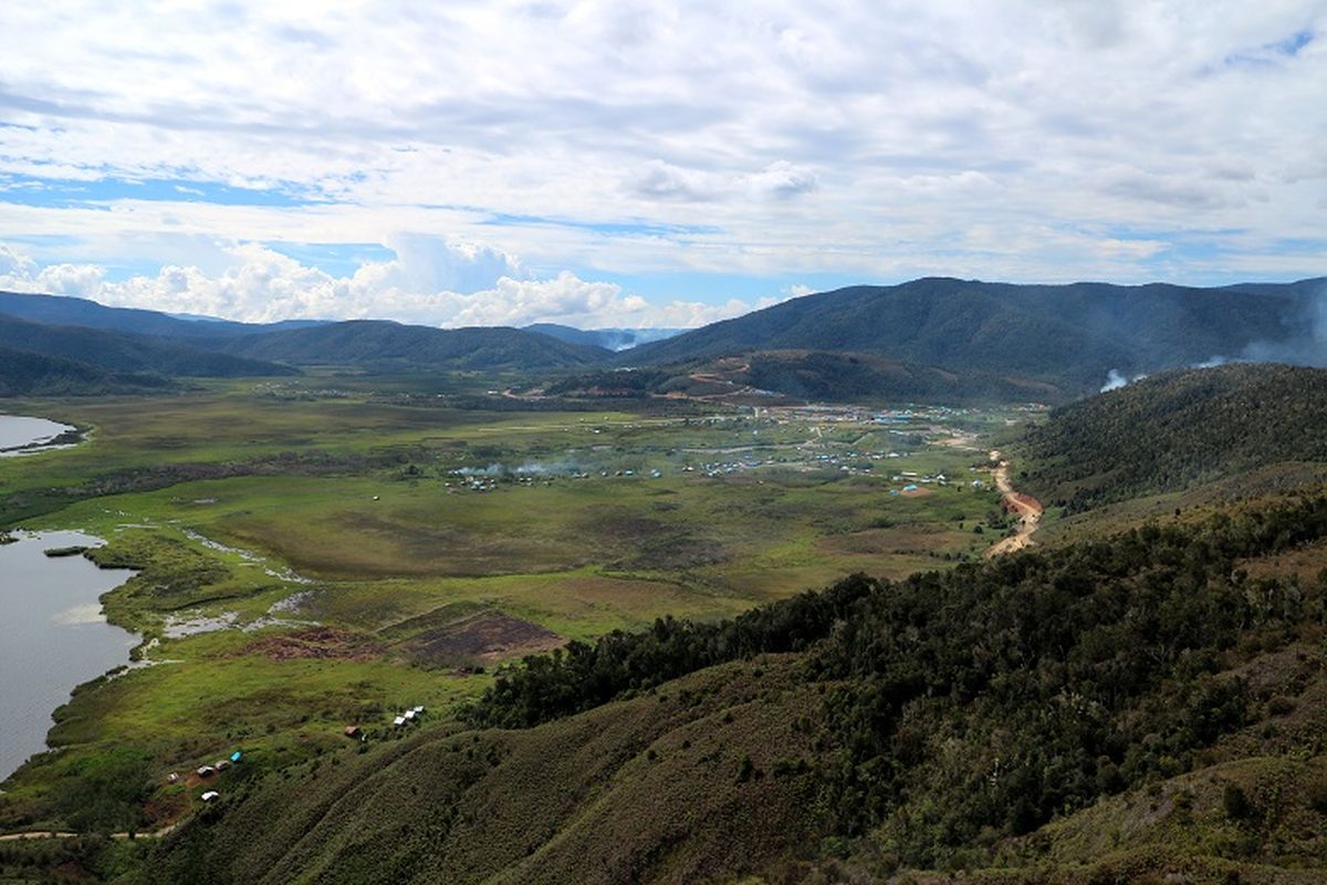 Lanskap Pegunungan Arfak dilihat dari udara wilayah Distrik Anggi, Kabupaten Arfak, Papua Barat. Pegunungan Arfak merupakan daerah pegunungan yang menyimpan potensi pariwisata.