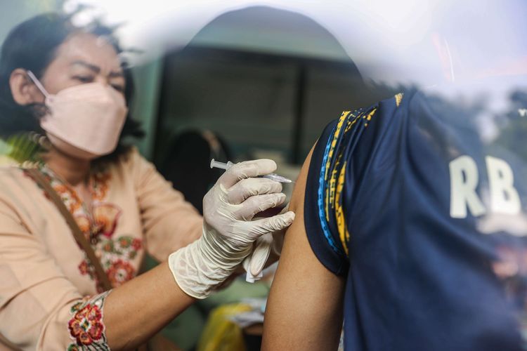 Warga mendapatkan vaksin Covid-19 di RPTRA Taman Mandala, Tebet Timur, Jakarta Selatan, Jumat (7/1/2022). Bagi masyarakat yang belum mendapatkan vaksin, baik dosis 1 maupun dosis 2 bisa mendaftar dengan menggunakan vaksin jenis Pfizer, AstraZeneca, Moderna, maupun Sinovac dan vaksinasi Covid-19 ini gratis alias tidak dipungut biaya. Masyarakat bisa mendapat vaksin dengan mendaftar online melalui JAKI (kuota terbatas) ataupun melalui Kelurahan/RT/RW setempat.