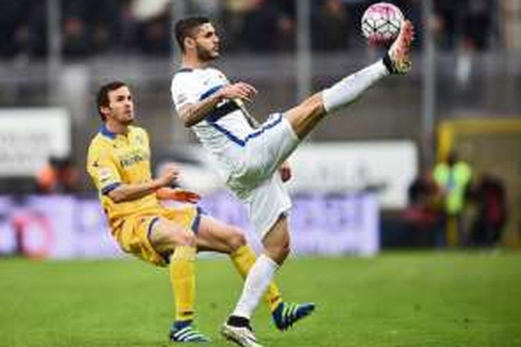 Mauro Icardi dikawal Robert Gucher saat Inter Milan bertandang ke markas Frosinone, Sabtu (9/4/2016).