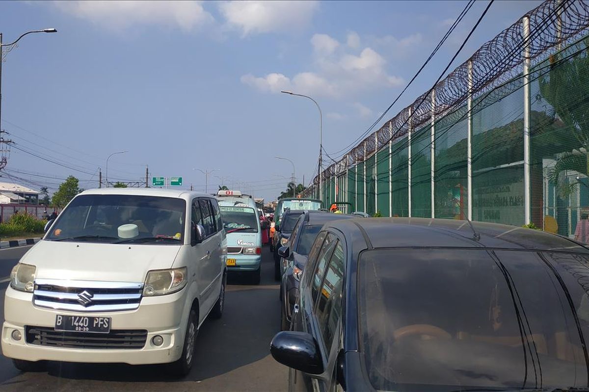 Kemacetan di sekitar Rumah Tahanan (Rutan) Cipinang pada Hari Raya Idulfitri, Rabu (5/6/2019).