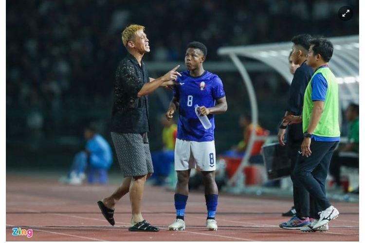 Pelatih timnas U22 Kamboja, Keisuke Honda, saat mendampingi timnya pada laga cabang olahraga sepak bola putra SEA Games 2023 kontra Timor Leste di National Olympic Stadium, Phnom Penh, pada Sabtu (29/4/2023). Honda mendampingi Kamboja dengan gaya pakaian unik. (Sumber foto: Tangkapan layar Zingnews.vn)