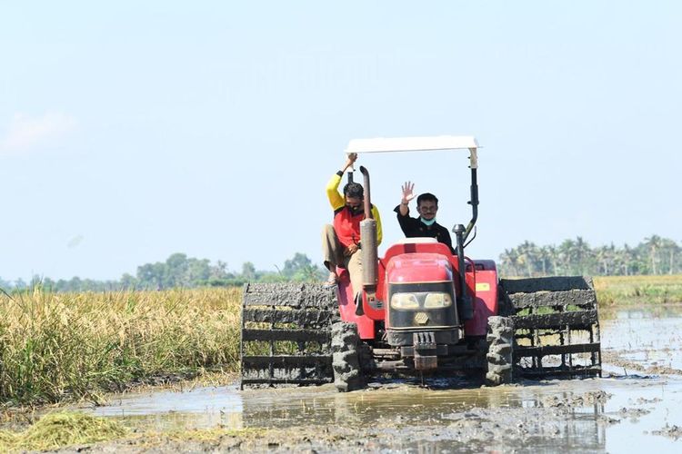 Menteri Pertanian (Mentan) Syahrul Yasin Limpo (SYL) ketika mencoba mengendarai traktor sebagai salah satu alat mesin pertanian (alsintan) untuk pertanian modern.