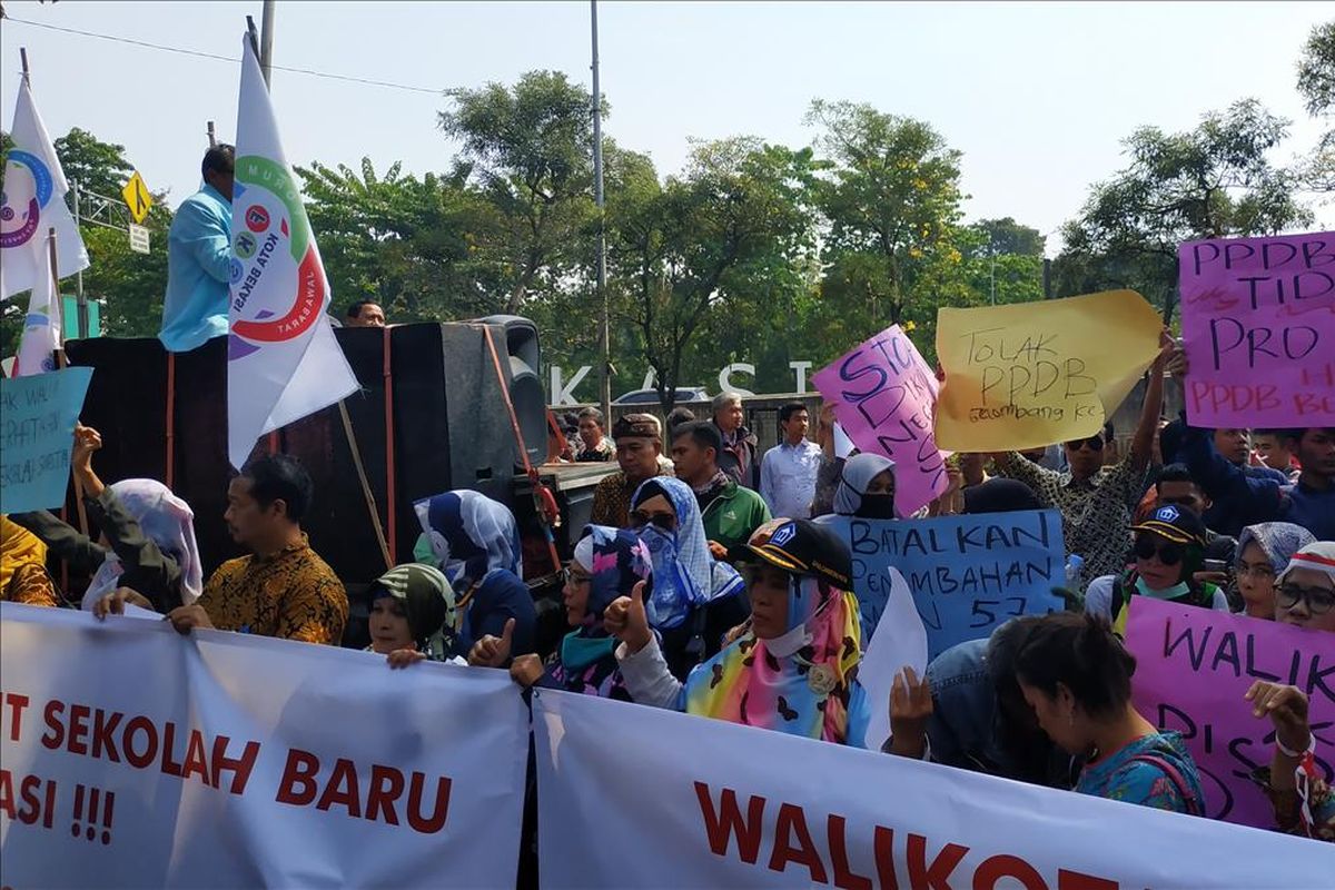Aksi unjuk rasa sejumlah guru dan kepala sekolah swasta yang tergabung dalam Badan Musyawarah Perguruan Swasta (BMPS) Kota Bekasi di depan Kantor Walikota Bekasi, Selasa (16/7/2019).