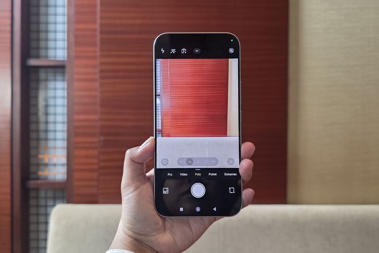 Poco F8 Ultra hadir dengan layar AMOLED 6,9 inci, resolusi 2K (1.156 x 2.510 piksel), refresh rate 120 Hz, dan tingkat kecerahan puncak hingga 3.500 nits.