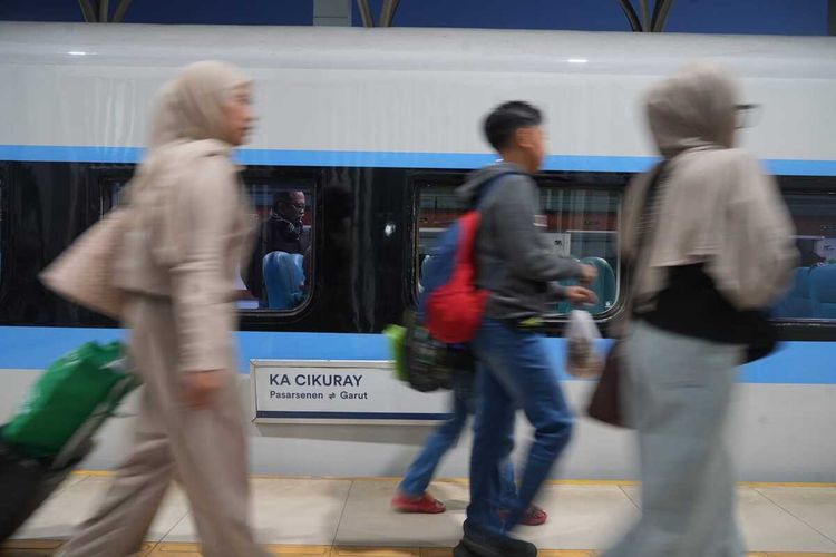 KA Cikuray Resmi Pakai Kereta Ekonomi Kerakyatan dan Kereta Petani-Pedagang