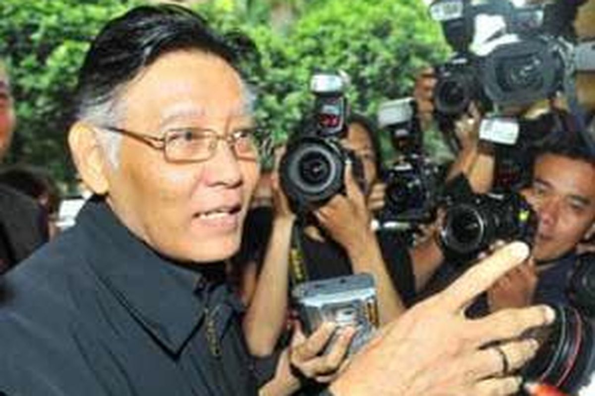 Mantan Dirjen Administrasi Hukum Umum (AHU) Romli Atmasasmita, tiba di Gedung Bundar Kejaksaan Agung, Senin (10/11). Kejaksaan Agung akhirnya menahan Romli terkait dugaan korupsi di Departemen Hukum dan HAM dan diperkirakan merugikan negara Rp 400 miliar.