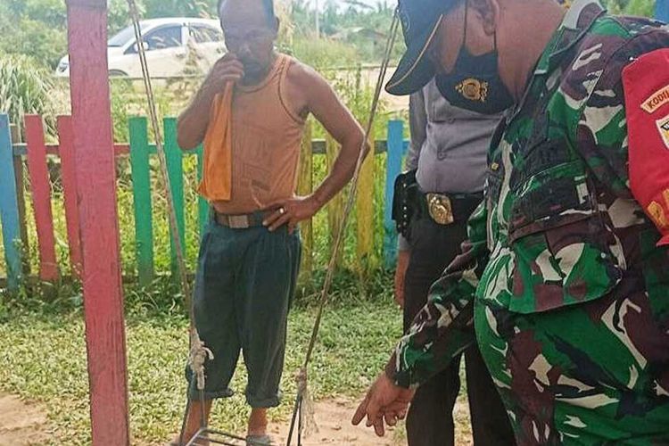 Anggota TNI dan polisi saat mengamankan pelaku pembunuhan di Desa Kasang Padang, Kecamatan Bonai Darussalam, Rokan Hulu, Riau, Sabtu (30/10/2021).