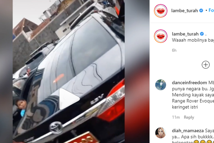 Unggahan video seorang wanita memamerkan mobil mewah dengan pelat merah viral di media sosial.