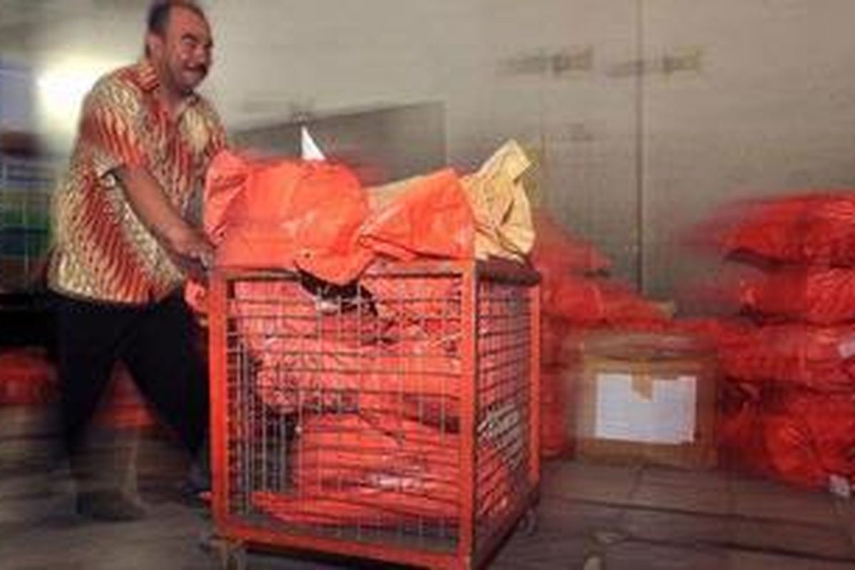 Petugas PT Pos mengangkut surat dan paket untuk dikirim ke berbagai daerah. Aktivitas ini semakin meningkat menjelang Lebaran.