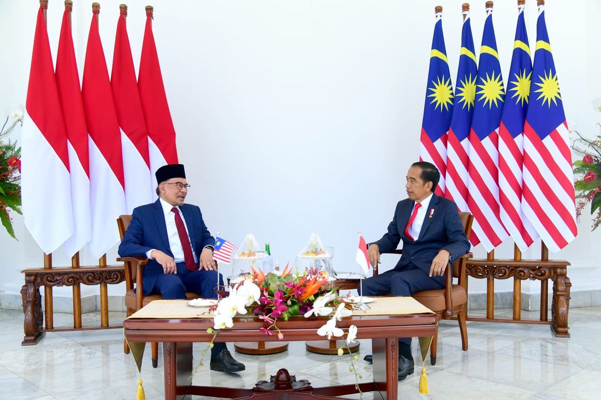 Presiden Joko Widodo berbincang dengan Perdana Menteri Malaysia Anwar Ibrahim dalam pertemuan bilateral di Istana Bogor, Senin (9/1/2023).