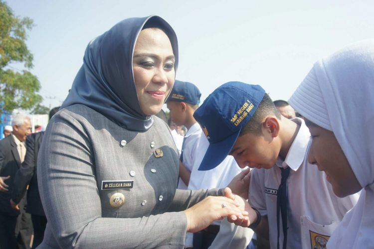 Bupati Karawang Cellica Nurrachadiana saat menyalami siswa berprestasi di peringatan Hardiknas di Lapangan Karangpawitan, Rabu (2/5/2018).