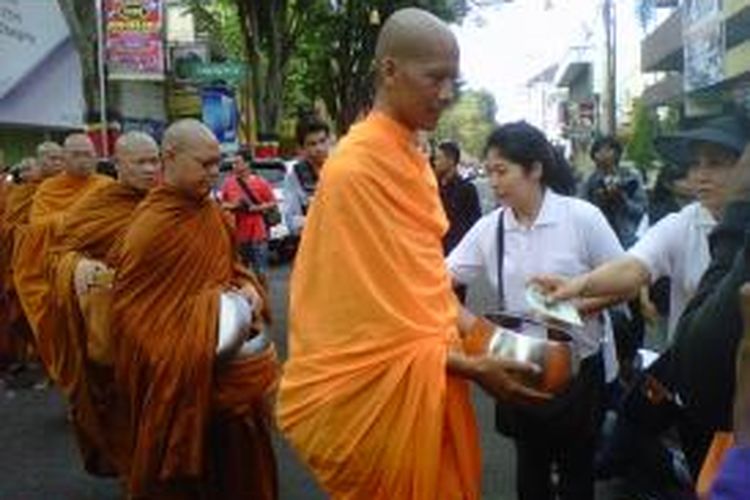 Sejumlah Bhiksu di Magelang menjalani tradisi Pindapatta di sepanjang Jalan Pemuda Kota Magelang, Minggu (31/5/2015).