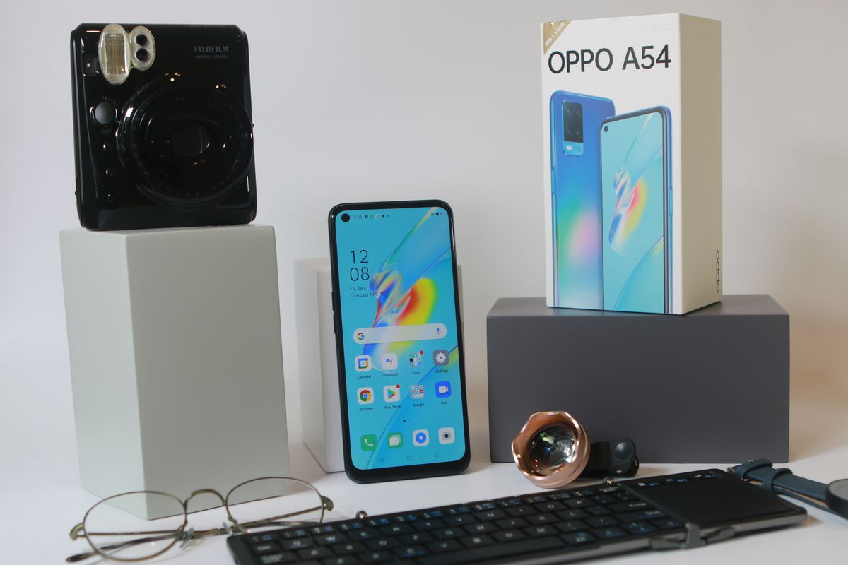 Oppo A54 dilihat dari bagian depan.