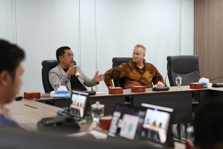 Deputi Transformasi Hijau dan Digital Otorita IKN Mohammed Ali berawi berbincang bersama Presiden Direktur Honeywell Asia Steven Lien, di Jakarta, Selasa (11/6/2024).