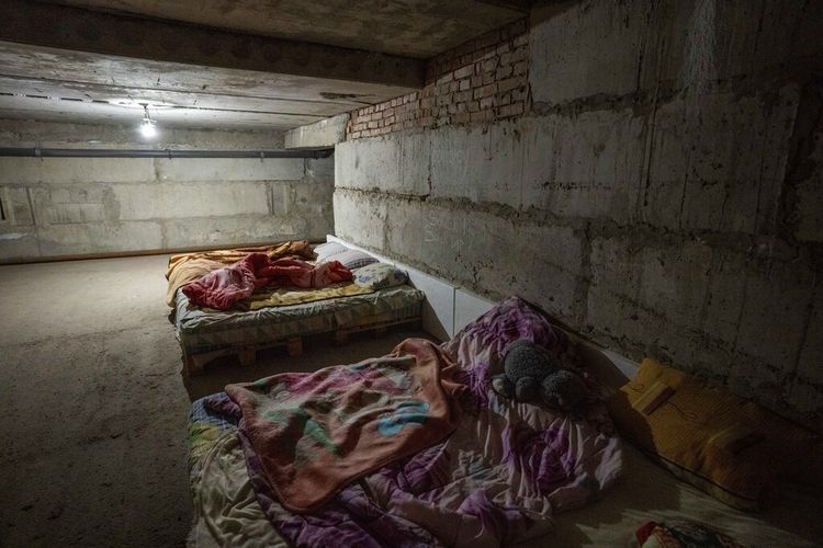 Tempat tidur untuk pengungsi internal yang melarikan diri dari perang di tempat perlindungan bom di mana para biarawati telah didirikan untuk pergi ketika serangan udara terjadi, di Biara Wanita Hoshiv, di wilayah Ivano-Frankivsk, Ukraina barat, Rabu, 6 April 2022.