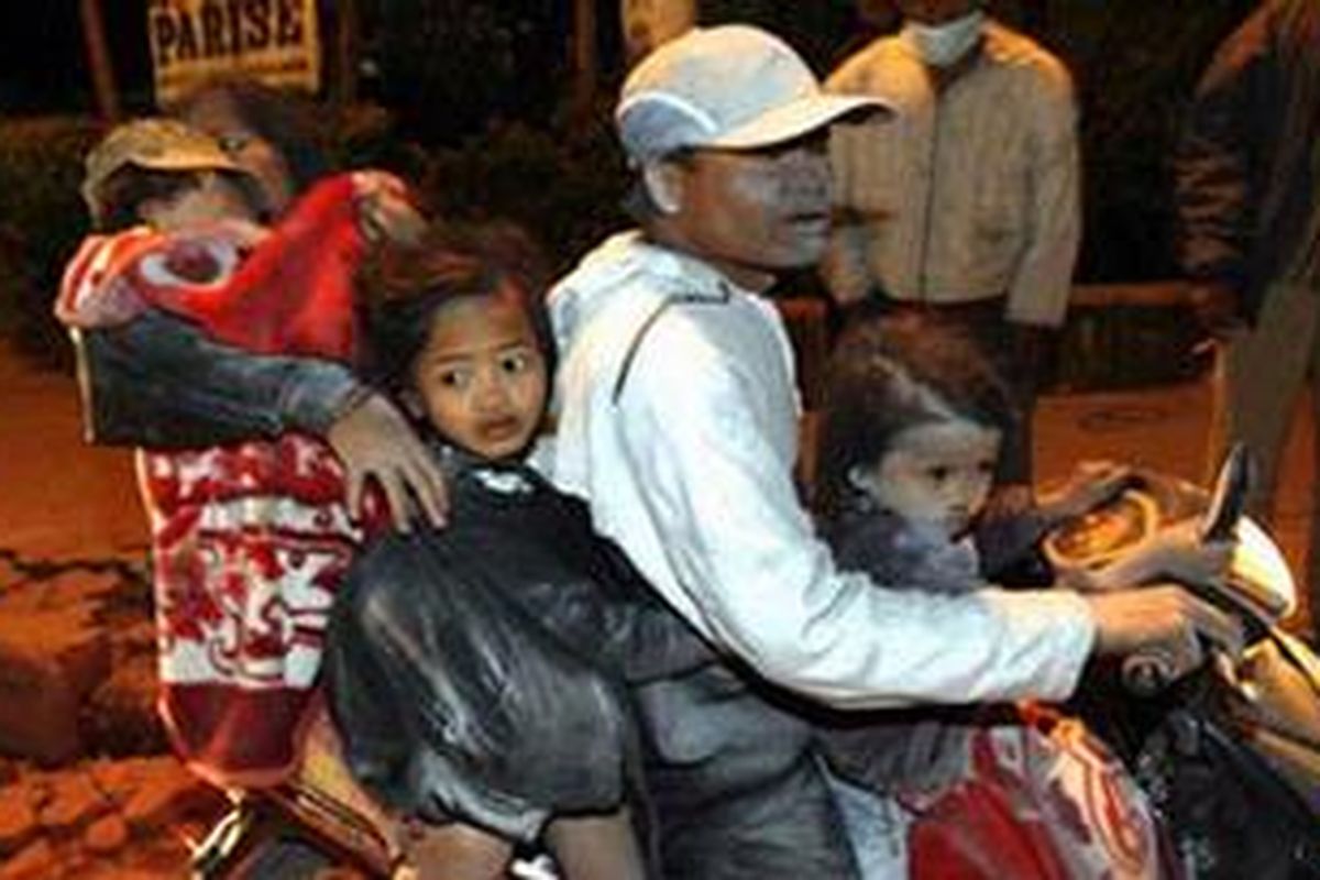 Warga panik akibat letusan gunung Sinabung dan berbondong-bondong mengungsi mengki menembus hujan abu, Minggu (29/8/2010). Tampak wajah pengendara sepeda motor itu terkena abu selama perjalanan menjauh dari gunung.