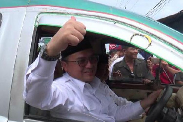 Kandidat gubernur Bangka Belitung Erzaldi Rosman mengemudikan angkot menuju kantor KPUD, Kamis (22/9/2016).