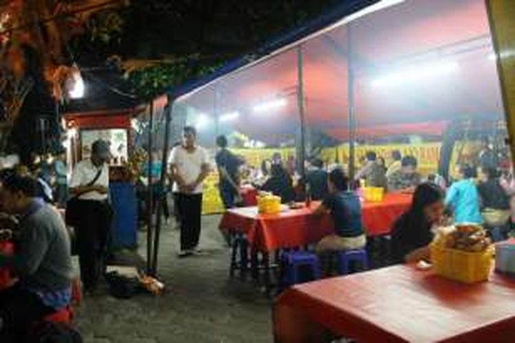 Pengunjung kedai sate padang Ajo Ramon di kawasan Pasar Santa, Jakarta yang mulai ramai sesaat matahari terbenam.