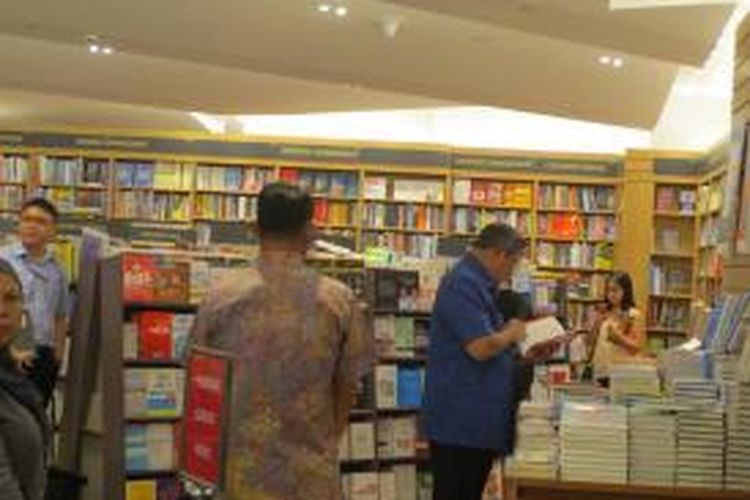 Mantan Presiden Susilo Bambang Yudhoyono (berbaju biru, memegang buku) terlihat sedang membaca buku di Toko Buku Kinokuniya, Orchard, Singapura, Selasa (25/11/2014) petang. 