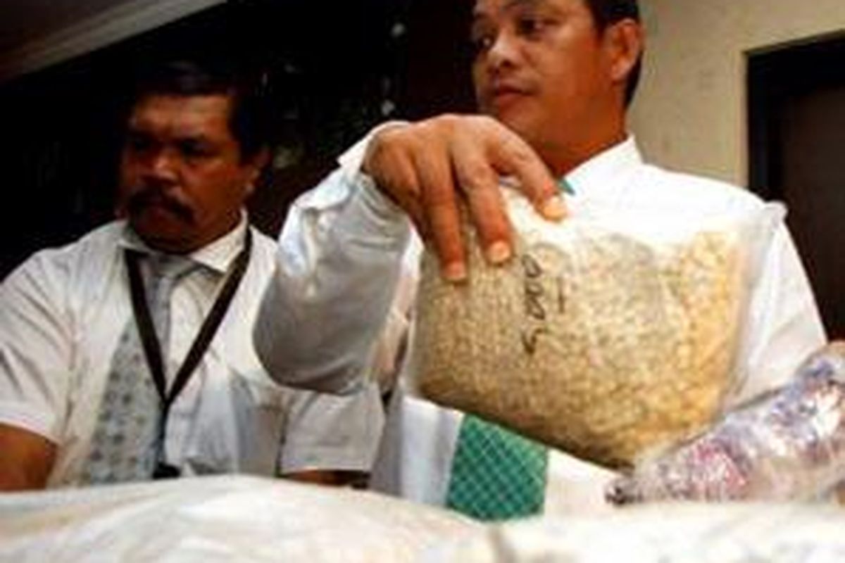 Aparat Direktorat Narkoba menggelar barang bukti berupa narkotika jenis ekstasi di Mapolda Metro Jaya, Jakarta Pusat, Selasa (17/2). Barang bukti berasal dari penggerebegan di kawasan Pluit pada Kamis (12/2) lalu. Aparat berhasil mengamankan tiga tersangka dan 31.500 butir ekstasi.