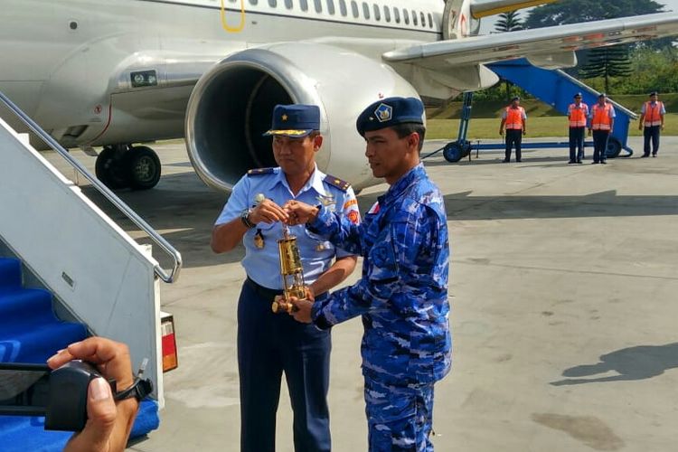 Api Obor Asian Games 2018 setelah tiba di Landasan Udara Abdulrachman Saleh, Malang, Jumat (20/7/2018)