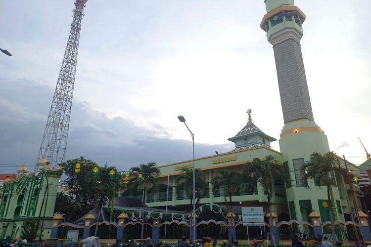 Masjid Kauman Semarang yang terletak di Jalan Aloon-aloon Barat, Bangunharjo, merupakan masjid tertua di Kota Semarang, Jumat (24/3/2023).