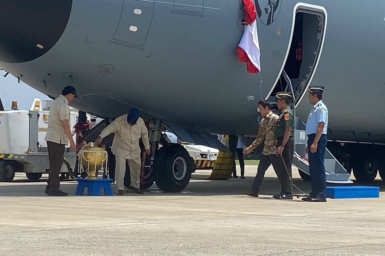 Presiden Prabowo Subianto menyiramkan air dari kendi ke bagian ban pesawat dalam prosesi penyerahan pesawat kepada satuan TNI di Lanud Halim Perdanakusuma, Jakarta Timur, Senin (3/11/2025). 