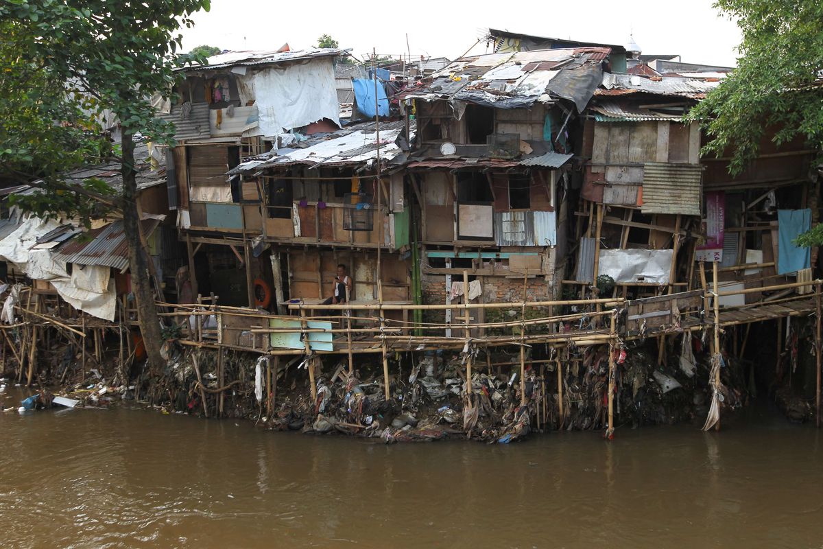 Ilustrasi jumlah penduduk miskin di Indonesia dan persentase penduduk miskin.
