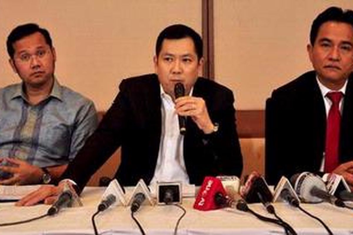 Hary Tanoe (tengah) beserta kedua pengacara meberikan keterangan pers kepada wartawan di MNC Tower, Jakarta (13/6/2012). CEO PT. Bhakti Investama, Hary Tanoesoedibjo merasa tidak pernah mendapat panggilan oleh KPK (Komisi Pemberantasa Korupsi) terkait kasus dugaan supa kepengurusan restitusi pajak PT. bhakti Investama.