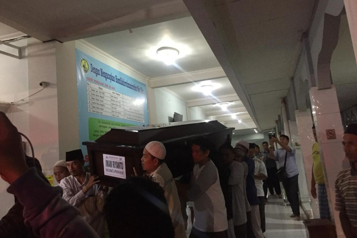 Peti Jenazah Imam Riyanto di Masjid Annur, Gandul, Cinere, Selasa (7/11/2018).