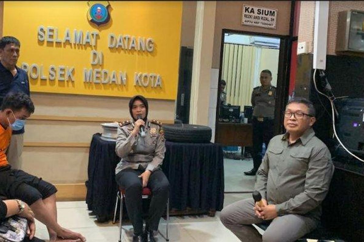 Kapolsek Medan Kota, Kompol Kompol Selvintriansih (tengah) dan Kapolda Sumut, Irjen Pol Agung Setya Imam Effendi (kanan), Minggu (21/4/2024), memberikan keterangan terkait penangkapan pencuri ban mobil yang terjadi di Jalan Mangkubumi, Kecamatan Medan Maimun, pada Januari 2024.
