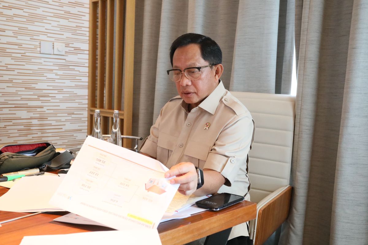 Menteri Dalam Negeri (Mendagri) Muhammad Tito Karnavian saat memimpin Rapat Koordinasi (Rakor) Alokasi Tambahan TKD dan Pemanfaatannya serta Pembahasan Alokasi Anggaran untuk Rumah Rusak Ringan dan Rusak Sedang yang digelar secara virtual dari Kota Batam, Kepulauan Riau, Rabu (21/1/2026).