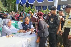 Ratusan Warga Berburu 1.000 Paket Sembako Murah di Purwakarta