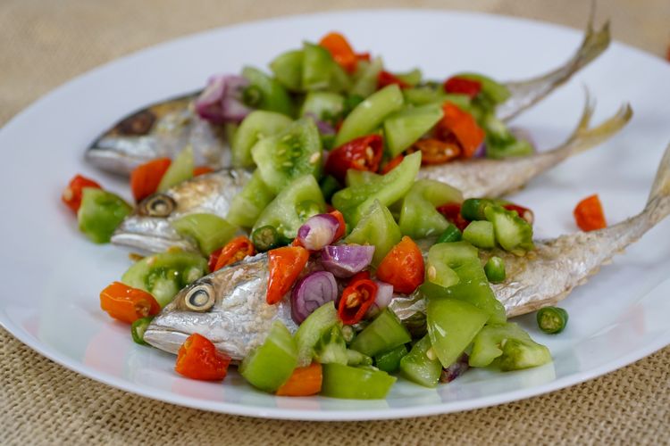Ikan kembung sambal colo-colo dimasak pakai air fryer ala Instagram @my.foodplace. 